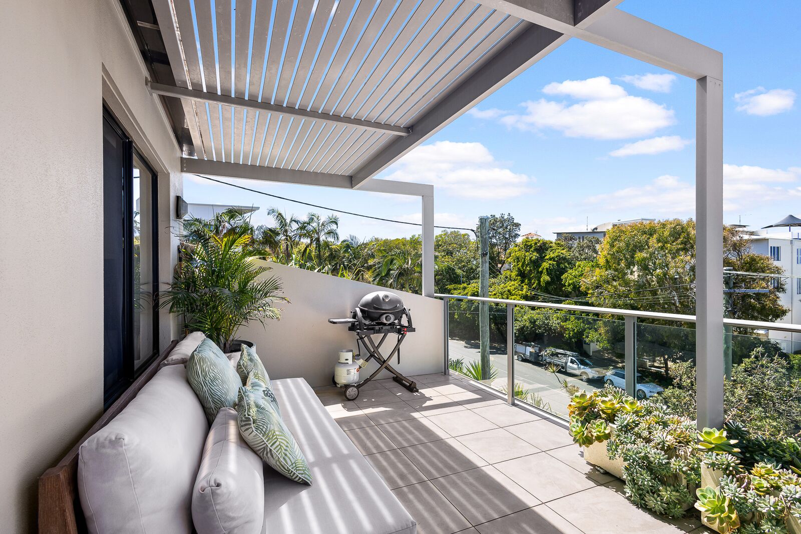 Unit 3 balcony day bed and BBQ