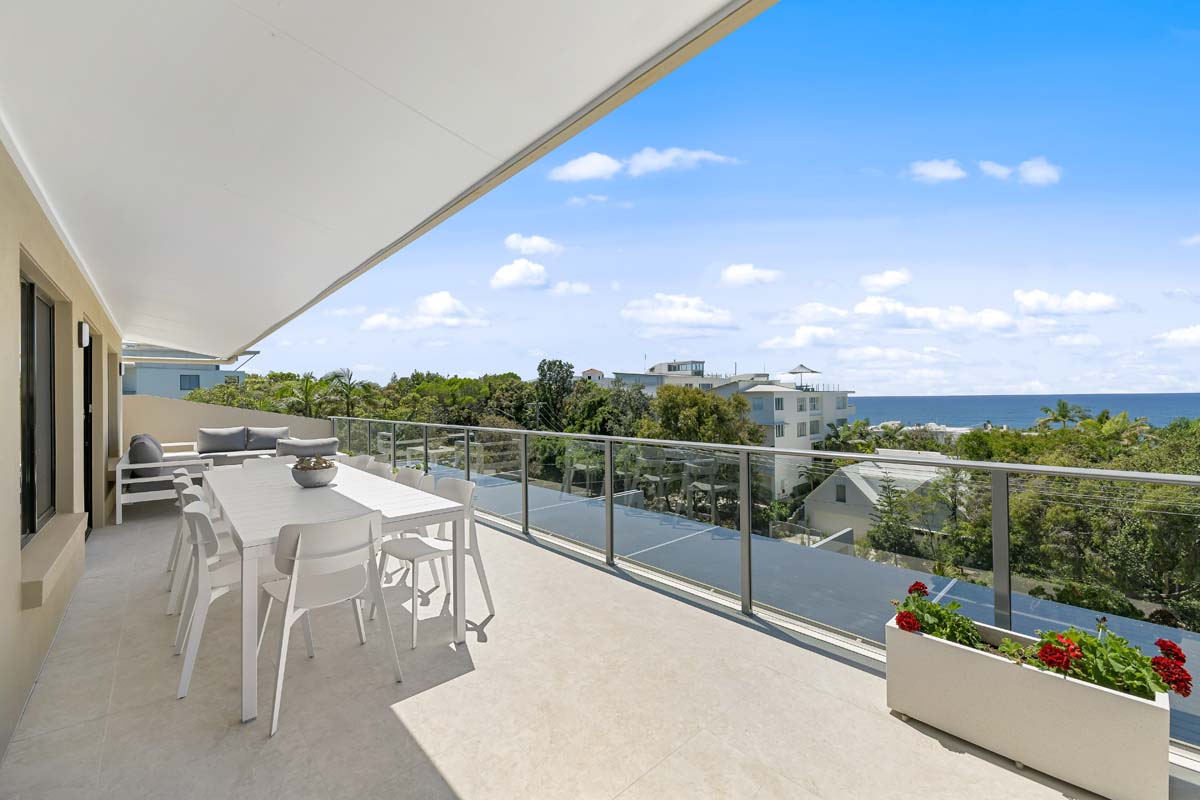 outdoor dining table